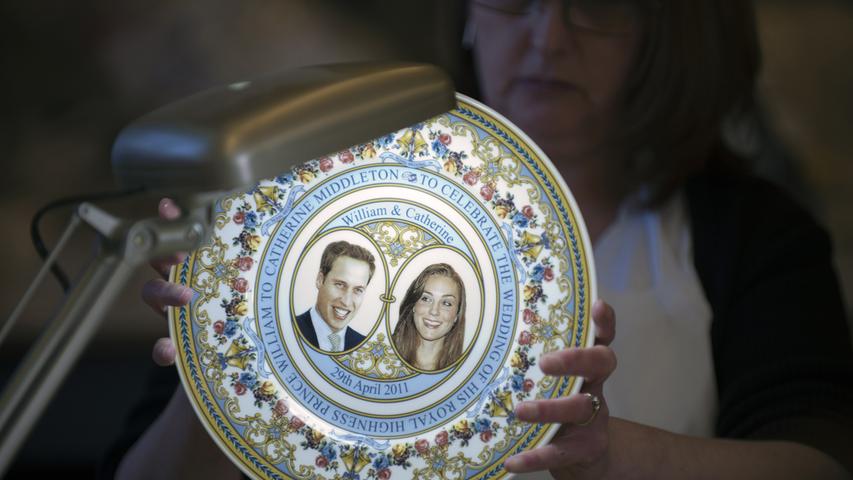 Fast schon klassisch-langweilig unter den Royal-Souvenirs: Der Teller mit dem Abbild des Brautpaares.