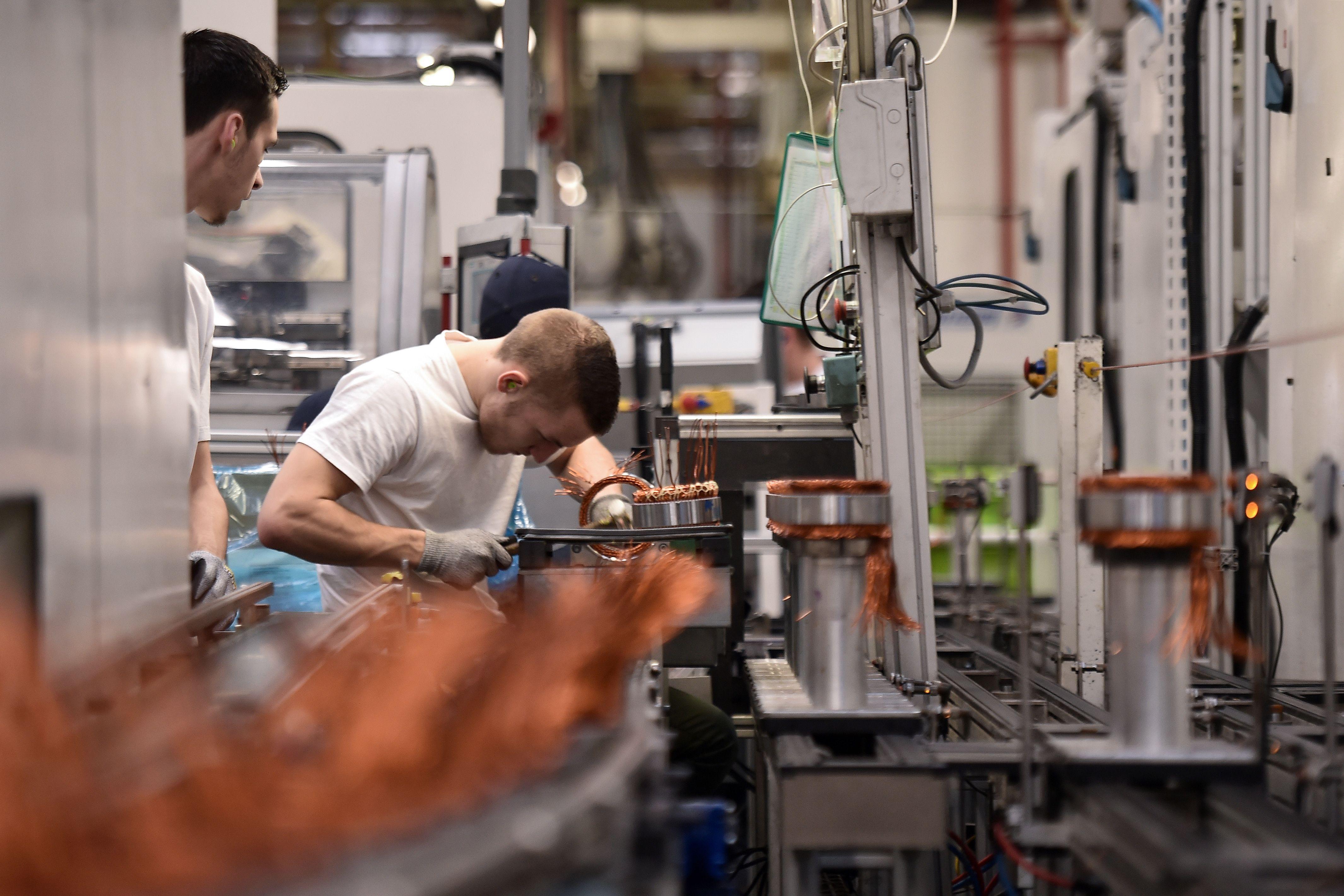 Die große Koalition hat sich gegen eine Kaufprämie für abgasarme Benziner und Dieselautos entschieden - Pläne dafür waren heftig umstritten. Die SPD-Spitze war dagegen. Die Nachfrage nach Benzinern und Dieselautos solle mit der niedrigeren Mehrwertsteuer angekurbelt werden, wie CSU-Chef Markus Söder deutlich machte. Die Spitzen von Union und SPD beschlossen allerdings deutlich höhere Prämien für Elektroautos. Die Förderung des Bundes für die bestehende "Umweltprämie" soll befristet bis Ende 2021 für E-Fahrzeuge mit einem Nettolistenpreis von bis zu 40 000 Euro von 3000 auf 6000 Euro steigen. Dazu kommt eine Förderung der Hersteller. Die Koalition plant außerdem, zusätzlich 2,5 Milliarden Euro in den Ausbau des Ladenetzes für E-Autos zu stecken sowie für die Förderung von Forschung und Entwicklung etwa bei der Batteriezellfertigung. Für Zukunftsinvestitionen der Hersteller und der Zulieferindustrie soll für die Jahre 2020 und 2021 ein "Bonus-Programm" in Höhe von zwei Milliarden Euro aufgelegt werden. Die Autobranche befindet sich in einem schwierigen Umbruch hin zu alternativen Antrieben, dazu kommt der digitale Wandel.