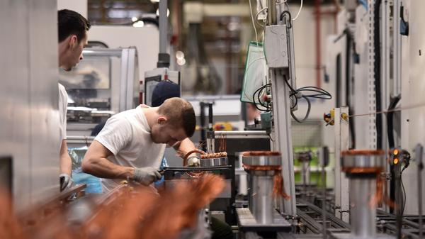 Die große Koalition hat sich gegen eine Kaufprämie für abgasarme Benziner und Dieselautos entschieden - Pläne dafür waren heftig umstritten. Die SPD-Spitze war dagegen. Die Nachfrage nach Benzinern und Dieselautos solle mit der niedrigeren Mehrwertsteuer angekurbelt werden, wie CSU-Chef Markus Söder deutlich machte. Die Spitzen von Union und SPD beschlossen allerdings deutlich höhere Prämien für Elektroautos. Die Förderung des Bundes für die bestehende "Umweltprämie" soll befristet bis Ende 2021 für E-Fahrzeuge mit einem Nettolistenpreis von bis zu 40 000 Euro von 3000 auf 6000 Euro steigen. Dazu kommt eine Förderung der Hersteller. Die Koalition plant außerdem, zusätzlich 2,5 Milliarden Euro in den Ausbau des Ladenetzes für E-Autos zu stecken sowie für die Förderung von Forschung und Entwicklung etwa bei der Batteriezellfertigung. Für Zukunftsinvestitionen der Hersteller und der Zulieferindustrie soll für die Jahre 2020 und 2021 ein "Bonus-Programm" in Höhe von zwei Milliarden Euro aufgelegt werden. Die Autobranche befindet sich in einem schwierigen Umbruch hin zu alternativen Antrieben, dazu kommt der digitale Wandel.