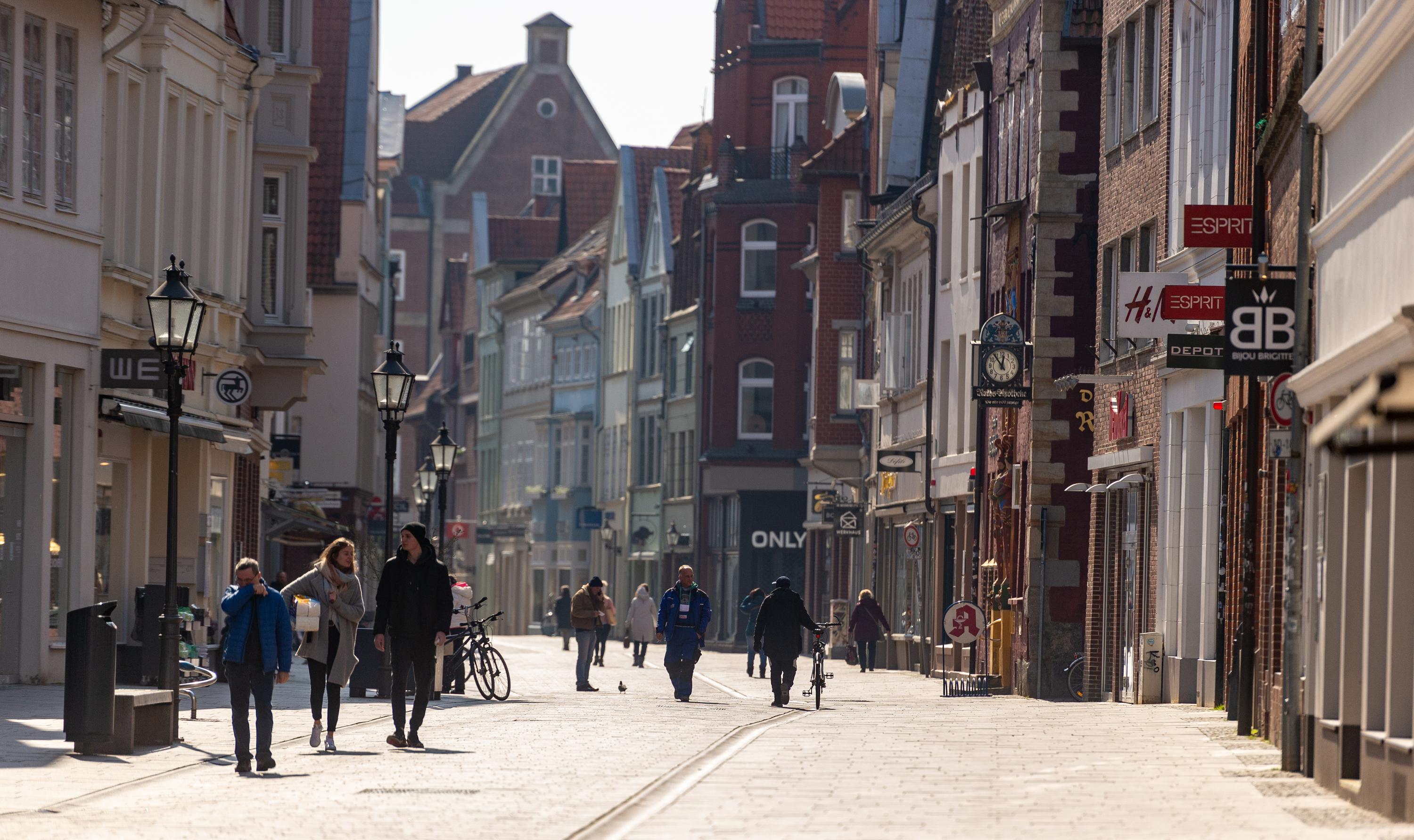 Den Kommunen drohen hohe Steuerausfälle, weil vor allem die Gewerbesteuer als wichtigste Einnahmequelle einbricht. Ausfälle bei den Gewerbesteuereinnahmen sollen nun von Bund und Ländern zusammen ausgeglichen werden. Der Bund will knapp sechs Milliarden Euro übernehmen. Ziel: Die Kommunen sollen handlungsfähig bleiben und weiter investieren können - dies ist wichtig etwa für die Bauwirtschaft und das Handwerk. Eine Übernahme von Altschulden durch den Bund soll es nicht geben, Finanzminister Olaf Scholz (SPD) scheiterte mit Plänen dazu am Widerstand der Union.