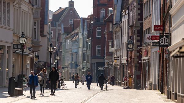 Den Kommunen drohen hohe Steuerausfälle, weil vor allem die Gewerbesteuer als wichtigste Einnahmequelle einbricht. Ausfälle bei den Gewerbesteuereinnahmen sollen nun von Bund und Ländern zusammen ausgeglichen werden. Der Bund will knapp sechs Milliarden Euro übernehmen. Ziel: Die Kommunen sollen handlungsfähig bleiben und weiter investieren können - dies ist wichtig etwa für die Bauwirtschaft und das Handwerk. Eine Übernahme von Altschulden durch den Bund soll es nicht geben, Finanzminister Olaf Scholz (SPD) scheiterte mit Plänen dazu am Widerstand der Union.