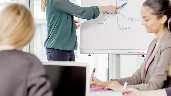 Infolge der Corona-Krise steigen die Ausgaben in allen Sozialversicherungen. Um eine Steigerung der Lohnnebenkosten zu verhindern, plant die Koalition eine "Sozialgarantie 2021". Die Sozialversicherungsbeiträge sollen bei maximal 40 Prozent stabilisiert werden, durch milliardenschwere Zuschüsse aus dem Bundeshaushalt. Dies soll die Nettoeinkommen der Arbeitnehmer schützen und Arbeitgebern Verlässlichkeit bringen.