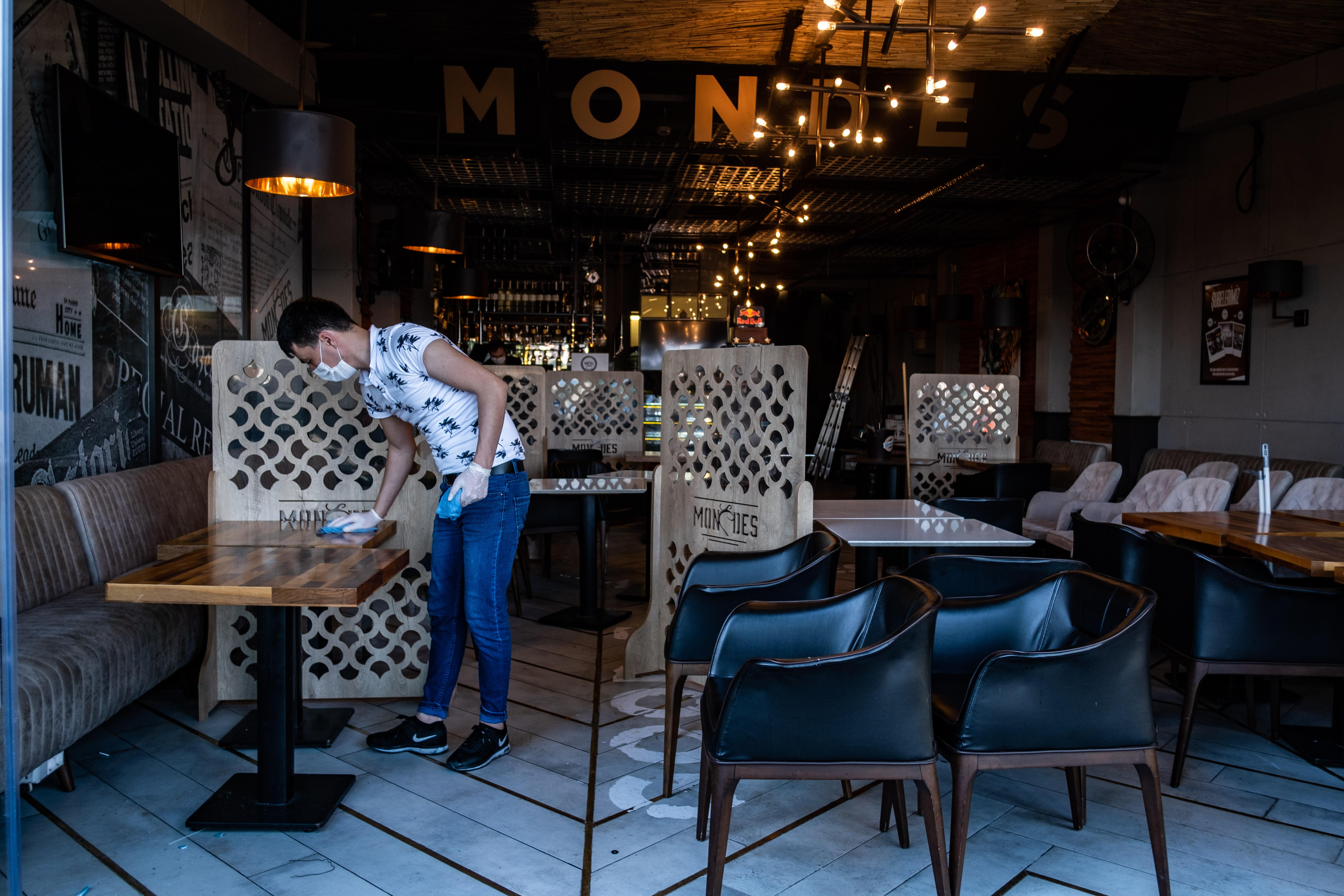 Besonders belastete Branchen und Betriebe bekommen eine zusätzliche Unterstützung in Milliardenhöhe. Geplant sind "Überbrückungshilfen" im Umfang von maximal 25 Milliarden Euro. Ziel ist es, eine Pleitewelle bei kleinen und mittelständischen Unternehmen zu verhindern, deren Umsätze weggebrochen sind. Die Überbrückungshilfe soll für die Monate Juni bis August gewährt werden. Sie soll gelten für Branchen wie das Hotel- und Gaststättengewerbe, Clubs und Bars, Reisebüros, Schausteller, aber auch Profisportvereine der unteren Ligen. Erstattet werden sollen fixe Betriebskosten bis zu einem Betrag von 150.000 Euro für drei Monate. Geplant ist auch ein Programm zur Milderung der Corona-Auswirkungen im Kulturbereich, und zwar in Höhe von einer Milliarde Euro. Geplant sind daneben steuerliche Entlastungen für Firmen. So wird der sogenannte steuerliche Verlustrücktrag erweitert. Betriebe können damit aktuelle krisenbedingte Verluste schon im laufenden Jahr mit Gewinnen aus dem Vorjahr verrechnen - das soll die Liquidität stärken. Damit Unternehmen mehr investieren, will die Koalition außerdem Abschreibungsregeln verbessern. Außerdem solle das Körperschaftsteuerrecht modernisiert werden.