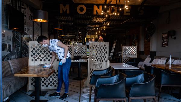 Besonders belastete Branchen und Betriebe bekommen eine zusätzliche Unterstützung in Milliardenhöhe. Geplant sind "Überbrückungshilfen" im Umfang von maximal 25 Milliarden Euro. Ziel ist es, eine Pleitewelle bei kleinen und mittelständischen Unternehmen zu verhindern, deren Umsätze weggebrochen sind. Die Überbrückungshilfe soll für die Monate Juni bis August gewährt werden. Sie soll gelten für Branchen wie das Hotel- und Gaststättengewerbe, Clubs und Bars, Reisebüros, Schausteller, aber auch Profisportvereine der unteren Ligen. Erstattet werden sollen fixe Betriebskosten bis zu einem Betrag von 150.000 Euro für drei Monate. Geplant ist auch ein Programm zur Milderung der Corona-Auswirkungen im Kulturbereich, und zwar in Höhe von einer Milliarde Euro. Geplant sind daneben steuerliche Entlastungen für Firmen. So wird der sogenannte steuerliche Verlustrücktrag erweitert. Betriebe können damit aktuelle krisenbedingte Verluste schon im laufenden Jahr mit Gewinnen aus dem Vorjahr verrechnen - das soll die Liquidität stärken. Damit Unternehmen mehr investieren, will die Koalition außerdem Abschreibungsregeln verbessern. Außerdem solle das Körperschaftsteuerrecht modernisiert werden.