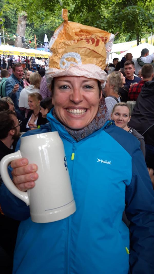 Caro Knapp wird mit Platz 11 für ihren spontanen und lustigen Berg-Look aus Brezentüte und dem traditionellen Steinkrug belohnt.