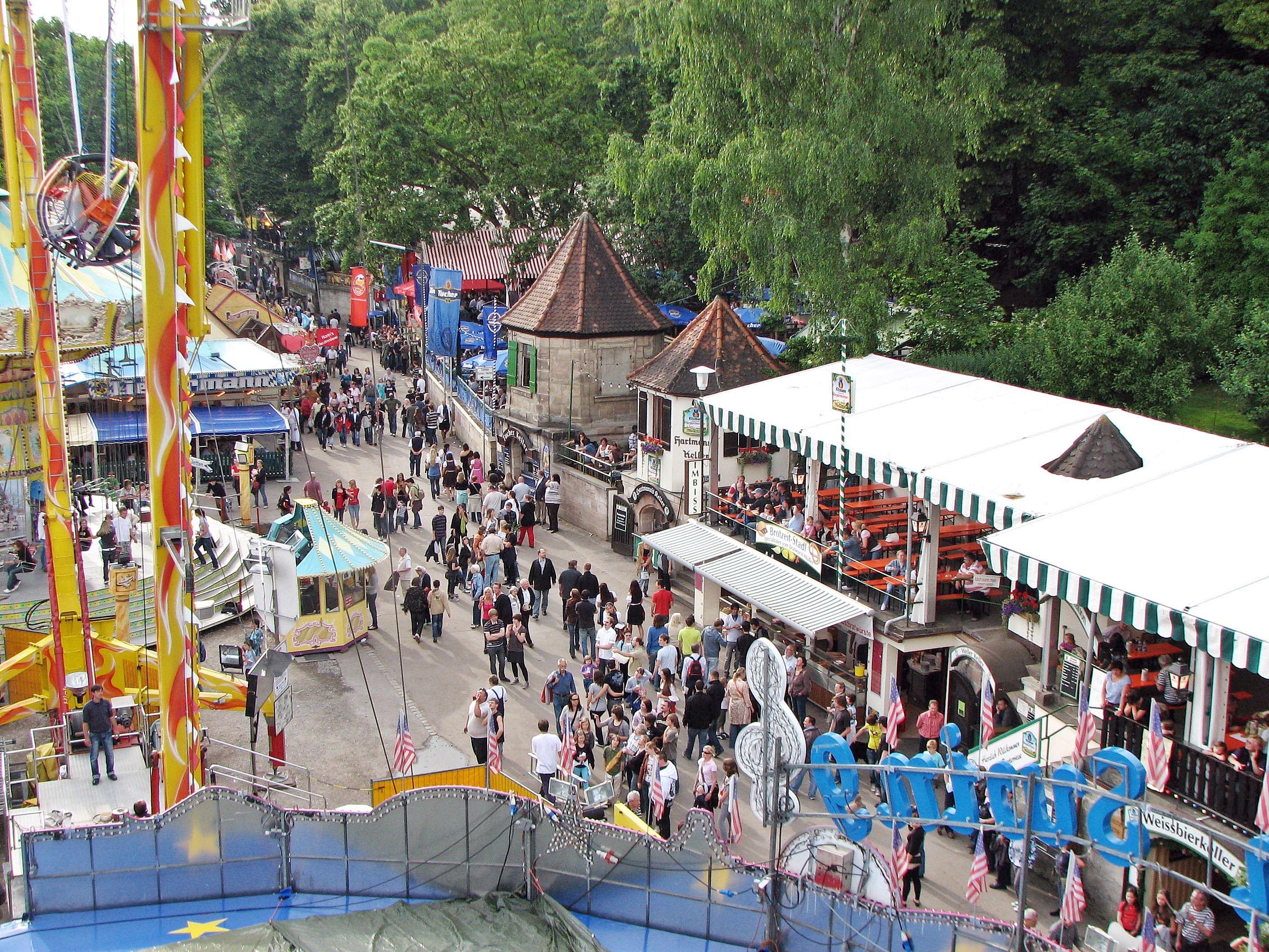 Stimmengleich mit Kathrin Rupprecht belegt Axel Gaudig aus Erlangen Platz 23. Sein Blick schweift vom Riesenrad aus in Richtung Steinbach und Henninger Keller.