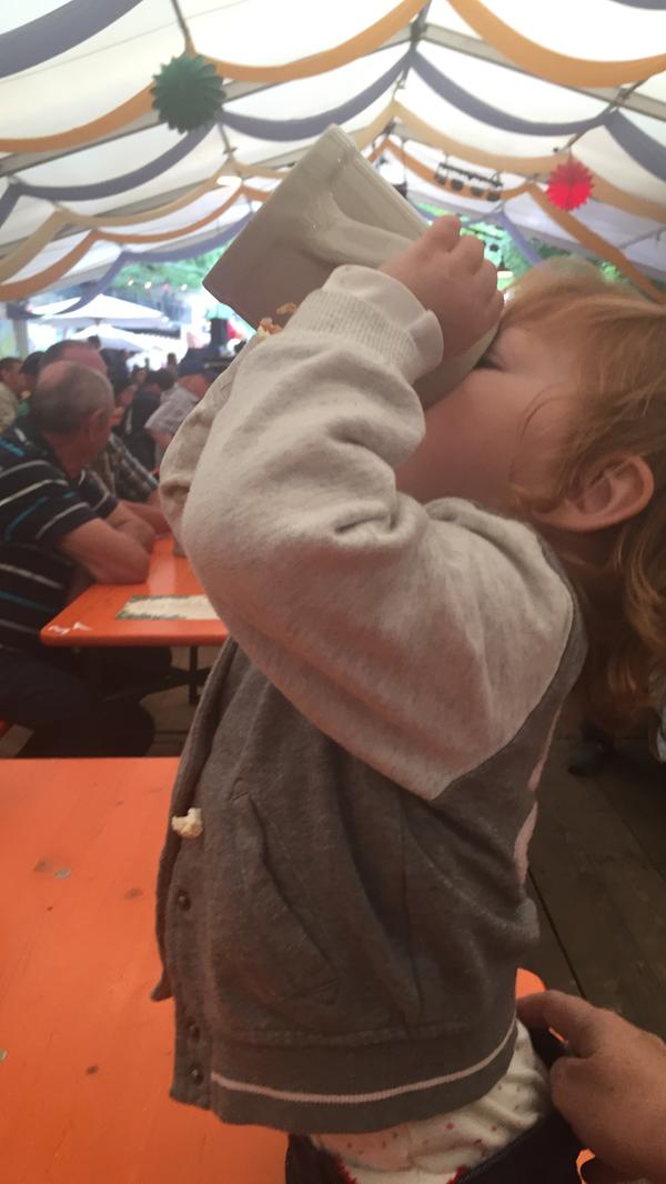 Der Berch-Nachwuchs weiß schon wie es geht! Mit diesem lustigen Foto schafft es Lena Moroschan auf Platz 14 unseres Votings.