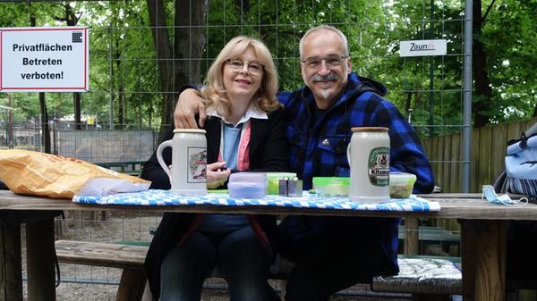 Tradition verpflichtet! Manfred Petsch und seine Frau sind richtige Berg-Liebhaber. Dass der nun ausfällt, ist für beide hart, schreibt Petsch in seiner E-Mail. Doch das hat sie nicht davon abgehalten, die jahrzehntealte Frühschoppen-Tradition fortzuführen. Am Pfingstsonntag und -montag ging's für eine ordentliche Brotzeit trotzdem auf den Berg. Das finden auch unsere Userinnen und User toll und voten das Paar auf Platz 13.