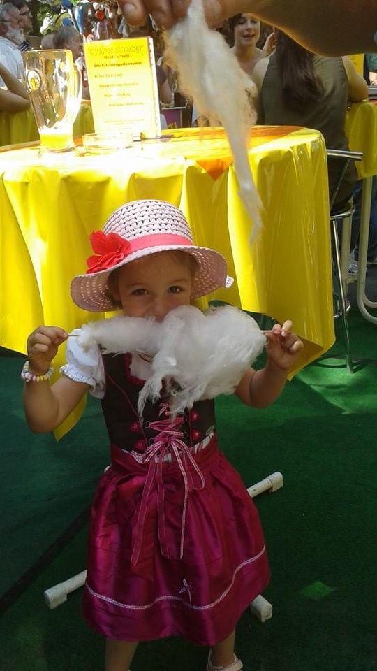 Auch die Jüngsten sind schon fesch im Dirndl unterwegs: Dieses zuckersüße Foto von Yvonne Stingl schafft es auf Platz 18 unseres Bergkirchweih-Votings.