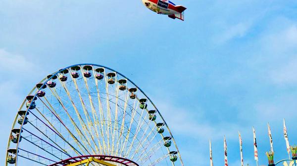 Das Riesenrad auf der Bergkirchweih zieht die Massen nur so an - so auch Tina Ludwig, die Platz 21 mit der Attraktion vor dem wunderbar blauen Himmel belegt.