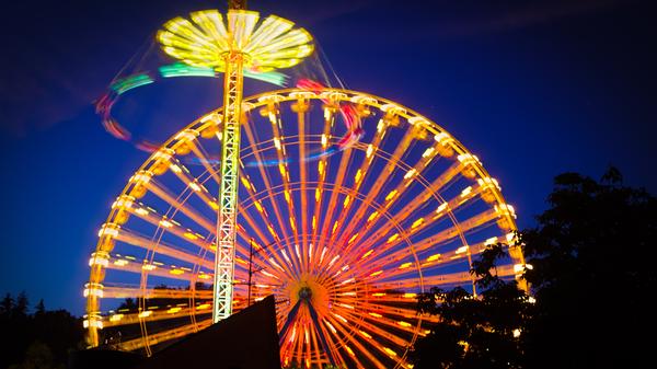 Jan Meyer hat das Karussell und das Riesenrad in der Abendstimmung per Langzeitbelichtung fotografiert. Herausgekommen ist dieses schöne Bild, das ihm einen tollen Platz 8 beschert.