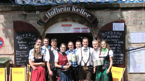 Thomas Schneider eröffnet mit seinem Foto die Top 10: Von 2008 bis 2019 war er auf dem Berg als Kellner entweder am Henniger oder Hofbräu Keller unterwegs. Gemeinsam mit seinem Team hat er dafür gesorgt, dass wir nicht auf dem Trockenen bleiben mussten. Dieses Jahr gibt's eine Zwangspause. Umso schöner die Erinnerung an feuchtfröhliche Zeiten.