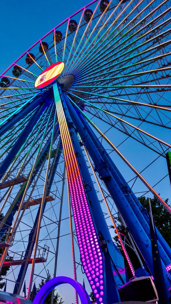 Das Riesenrad auf der Bergkirchweih zieht die Massen nur so an - so auch Tina Ludwig, die Platz 5 mit der Attraktion vor einem wunderbar blauen Abendhimmel belegt.
