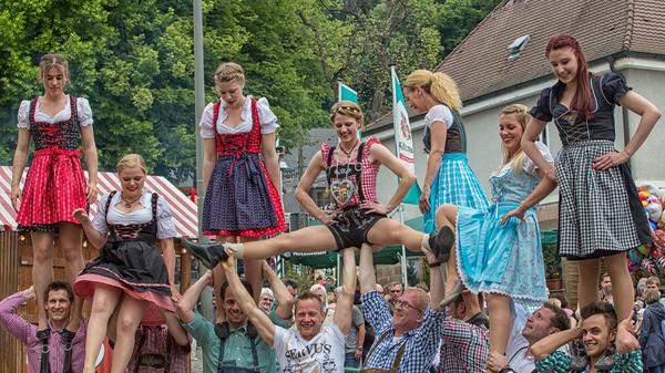 Neben dem Trinksport wird auf dem Erlanger Berg auch noch richtiger Sport betrieben, wie uns diese Besucher, von Elke Bertram festgehalten, beweisen. Platz 19 für die coole Einlage der Burschen und Mädels!