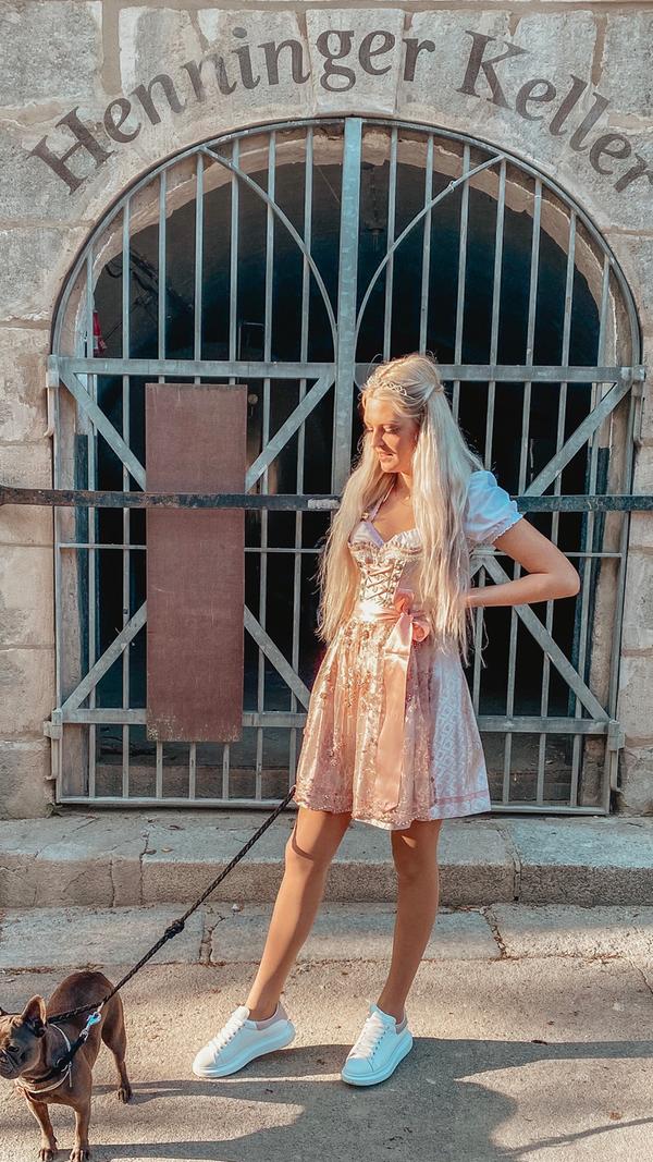 Mit ihrem ganz besonderen Berch-Accessoire, ihrem süßen Hund, stürmt Mariella Sembenotti auf Platz zwei und gewinnt somit 100 Euro. Glückwunsch zu 108 Stimmen!