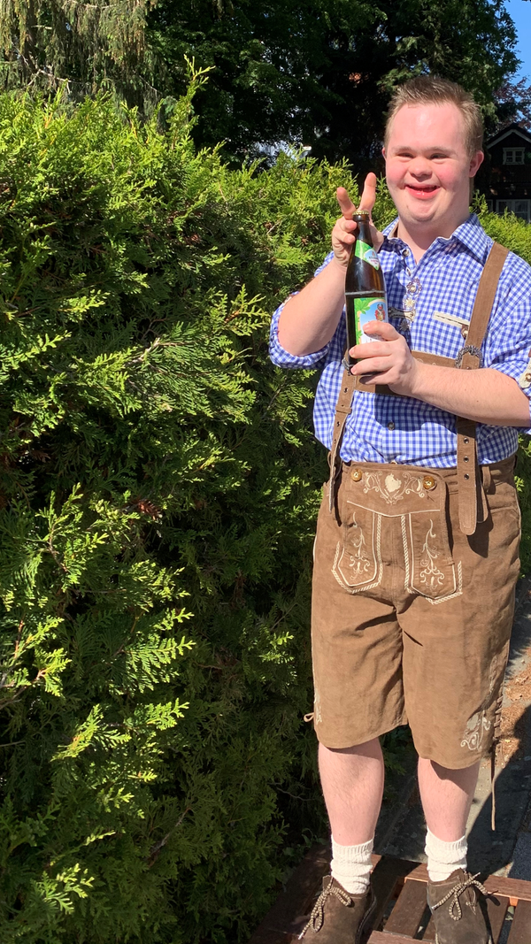 Na, haben Sie ihn erkannt? Fabian Haschke aus Erlangen ist unser amtierender Mister Berg 2019 und hat sich für unser Voting natürlich wieder in feinste Tracht geworfen. Durch die coronabedingte Absage der Bergkirchweih darf er noch ein Jahr länger den Titel tragen und landet punktgleich mit Elke Bertram auf Platz 19.