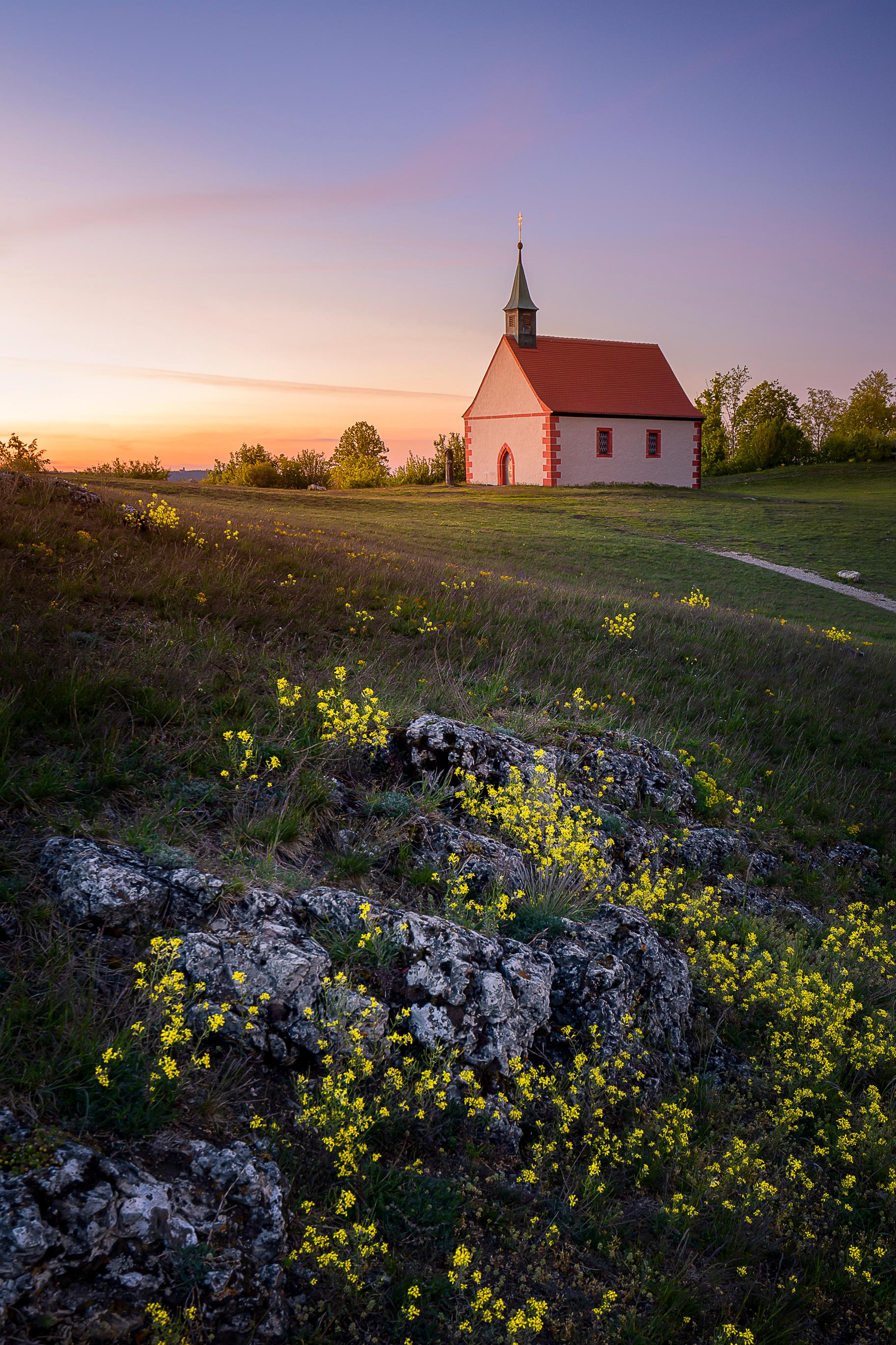 Die Walburgis-Kapelle auf dem Walberla im Sonnenuntergang hat Reinhold Ludwig in Szene gesetzt. Auf Instagram zeigt er als "belichtungsquartier" beeindruckende Landschaftsaufnahmen.