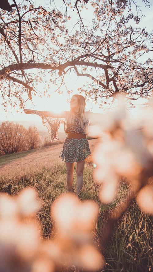 So herrlich romantisch ist unsere Fränkische Schweiz: Jonas Rattel hat diesen Blütentraum am Rodenstein zusammen mit Model Kristina Nuss eingefangen. Zu seinem Instagram-Kanal "jonasrattel" geht es hier.