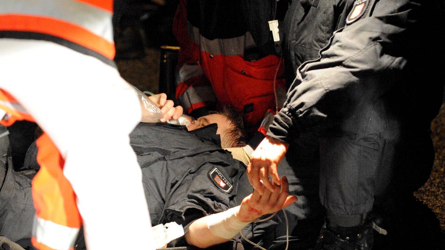 Ein Polizist wurde bei Ausschreitungen von Fangruppen nach einem Fußballspiel verletzt. (Symbolbild)
