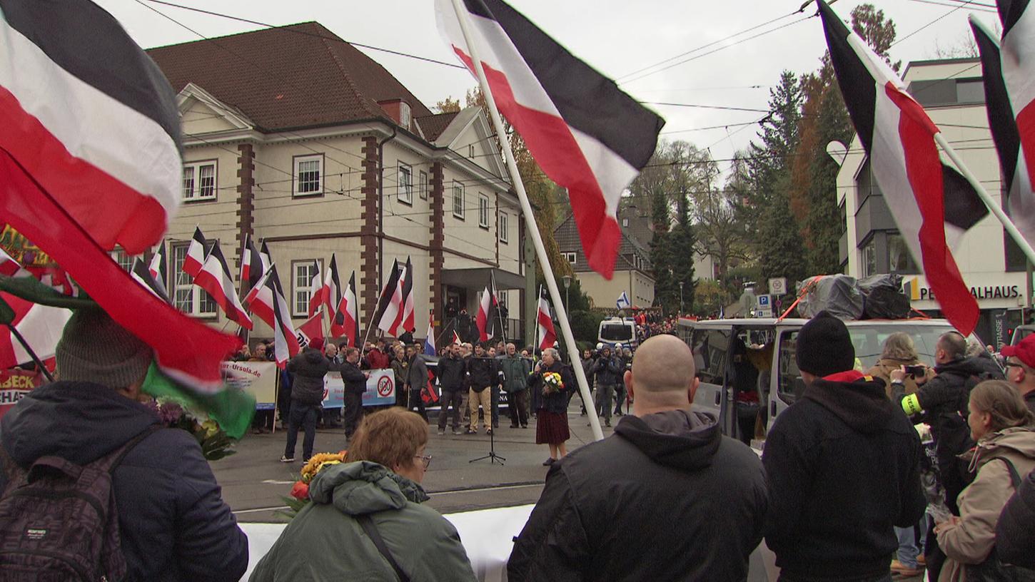 Aufmarsch von Rechtsextremisten in Bielefeld am Jahrestag der "Reichskristallnacht": Laut Verfassungsschutz nimmt die Zahl der Personen, die dem rechten Spektrum zuzuordnen sind, deutlich zu.