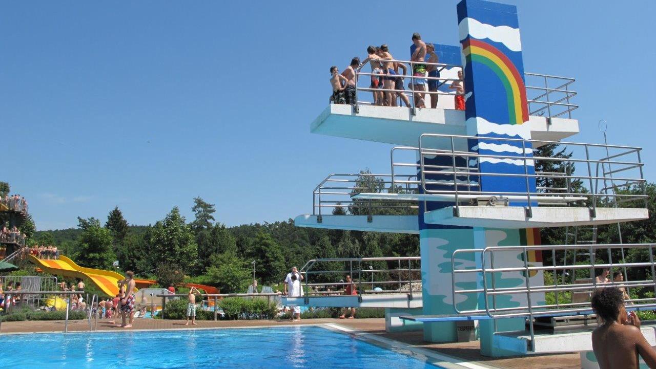 Der Sprungturm ist vor allem bei den jungen Badegästen sehr beliebt. Nur jeweils ein Besucher dürfte ihn unter Corona-Auflagen besteigen oder er müsste, wenn das nicht klappt, gesperrt werden. Der Sprungturm ist vor allem bei den jungen Badegästen sehr beliebt. Nur jeweils ein Besucher dürfte ihn unter Corona-Auflagen besteigen oder er müsste, wenn das nicht klappt, gesperrt werden.