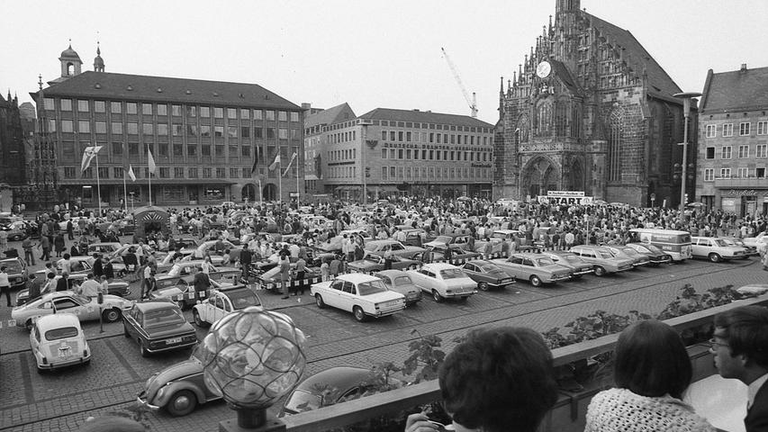 Ein Volksfest für Autofreunde: Die ADAC-Rallye sorgte für einen Menschen- und Maschinenauflauf auf dem Hauptmarkt. Hier geht es zum Kalenderblatt vom 8. Juni 1970: Sechszylindern unter die Haube geguckt