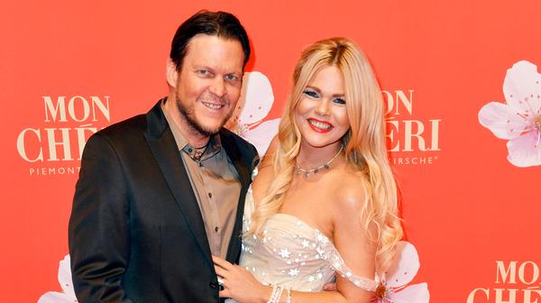 Diana Herold mit Ehemann Michael Tomaschautzki beim Mon Cheri Barbara Tag 2019 in der Isarpost. München, 04.12.2019 ***