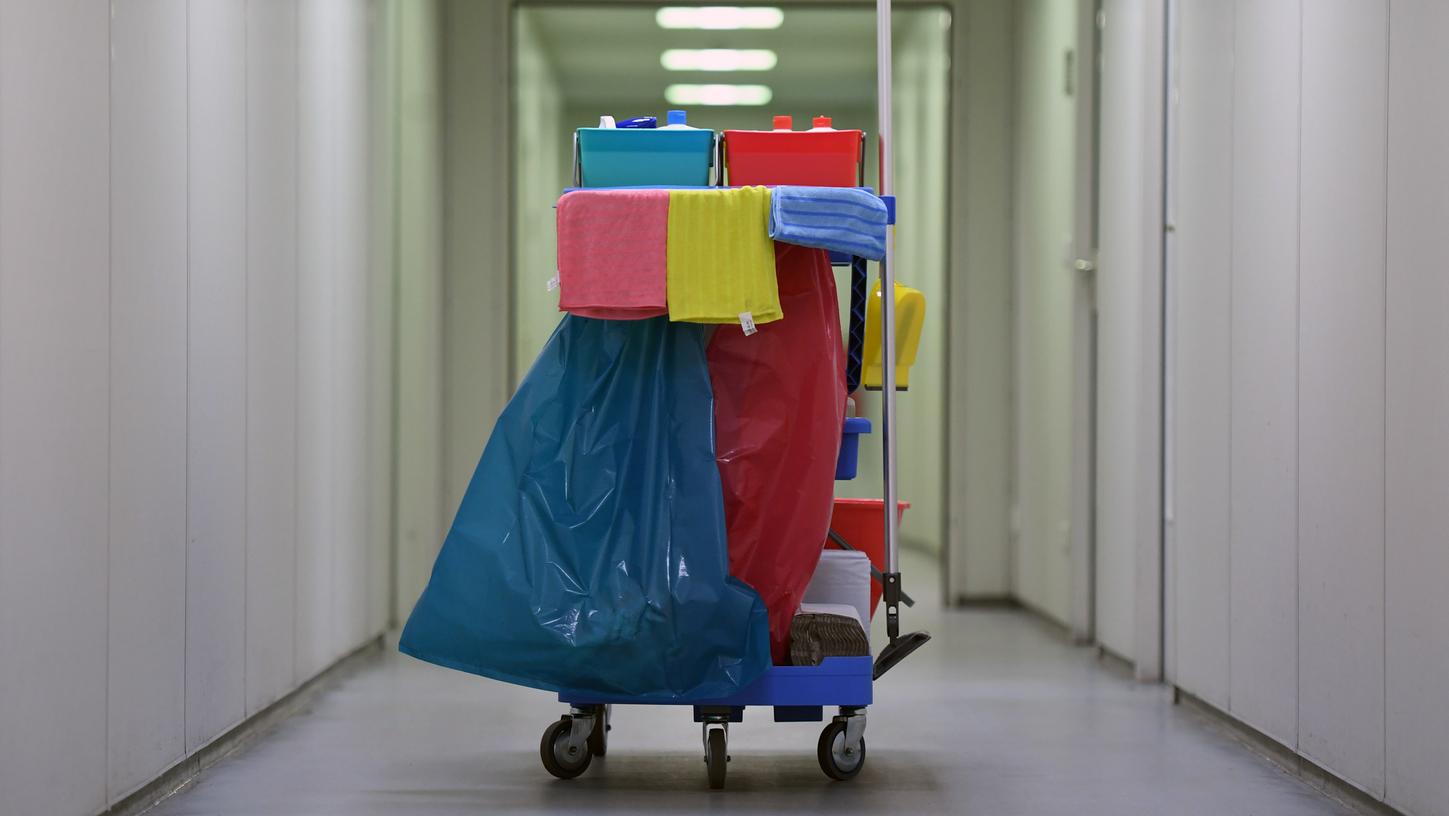 Ein Reinigungswagen steht in einem Bürogebäude: Von einem höheren Mindestlohn würden Beschäftigte in dieser und vielen anderen Branchen deutlich profitieren.
Ein Reinigungswagen steht in einem Bürogebäude: Von einem höheren Mindestlohn würden Beschäftigte in dieser und vielen anderen Branchen deutlich profitieren.