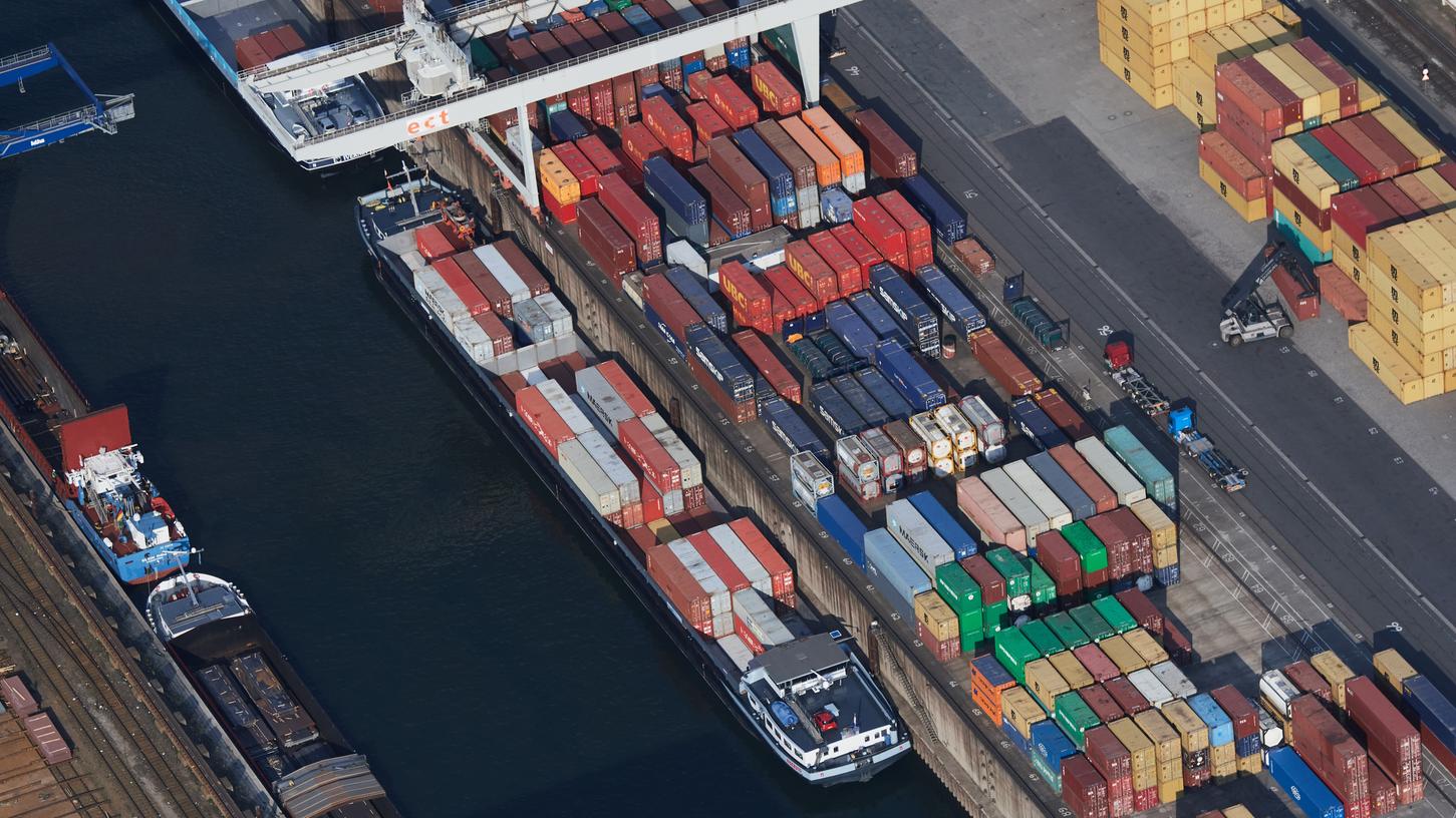 Schiffe werden im Containerhafen beladen: Die deutsche Wirtschaft wird sich nach Einschätzung der Bundesbank nur langsam vom tiefen Einbruch in Folge der Corona-Krise erholen.