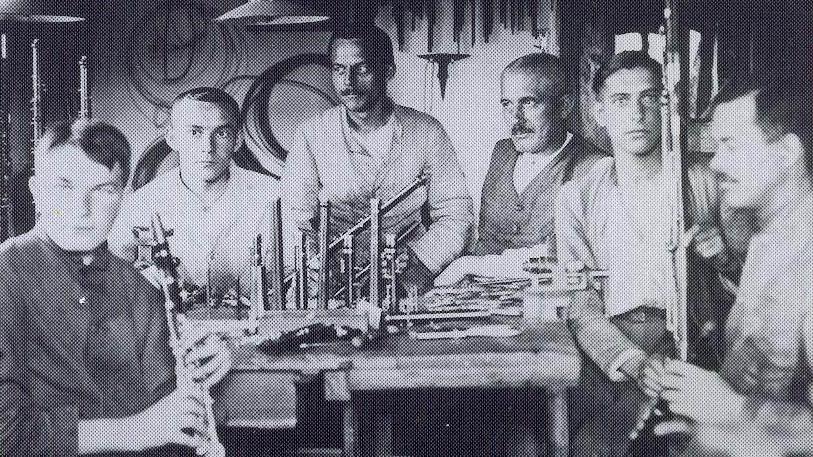 Fritz Wurlitzer (Dritter von rechts) fertigte in Erlbach im Vogtland herausragende Klarinetten. Als das DDR-Regime die Produktion hochklassiger Instrumente erschwerte, floh sein Sohn Herbert nach Franken und schuf dort ein Unternehmen, das heute Weltruhm genießt.
