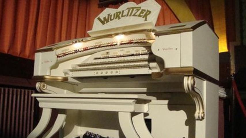 1899 entwickelte Rudolph Wurlitzer ein selbstspielendes Klavier mit Münzeinwurf, das „Wurlitzer Tonophone“. Bekannt wurde das Unternehmen ab den 1910er Jahren auch durch die „Mighty Wurlitzer“, eine gewaltige Kino-Orgel, mit der Stummfilme untermalt und ganze Orchester nachgestellt werden konnten (einen fulminanten Auftritt hat sie auch in dem Film „Der große Gatsby“ mit Leonardo DiCaprio).