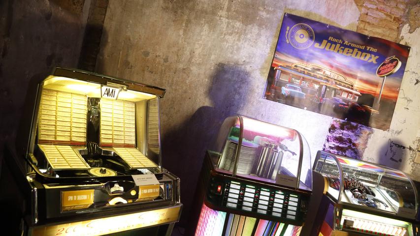 Doch Transistorradios, Kassettenrekorder und Walkmen machten Musikboxen ab den 1950ern zunehmend bedeutungslos. Nach mehreren Verkäufen ist das Unternehmen seit einigen Jahren endgültig Geschichte.