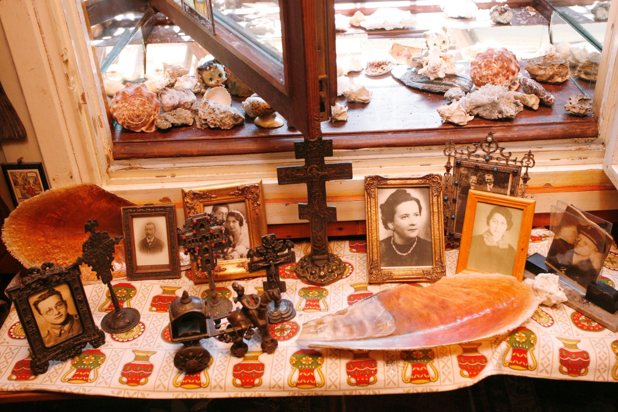 Liebevoll drapierten die Eigentümer des Hauses ihre Souvenirs aus der ganzen Welt.