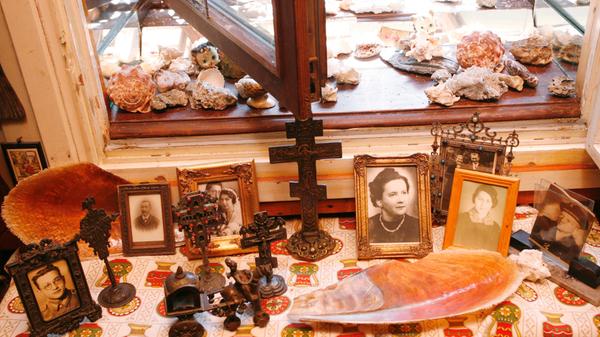 Liebevoll drapierten die Eigentümer des Hauses ihre Souvenirs aus der ganzen Welt.