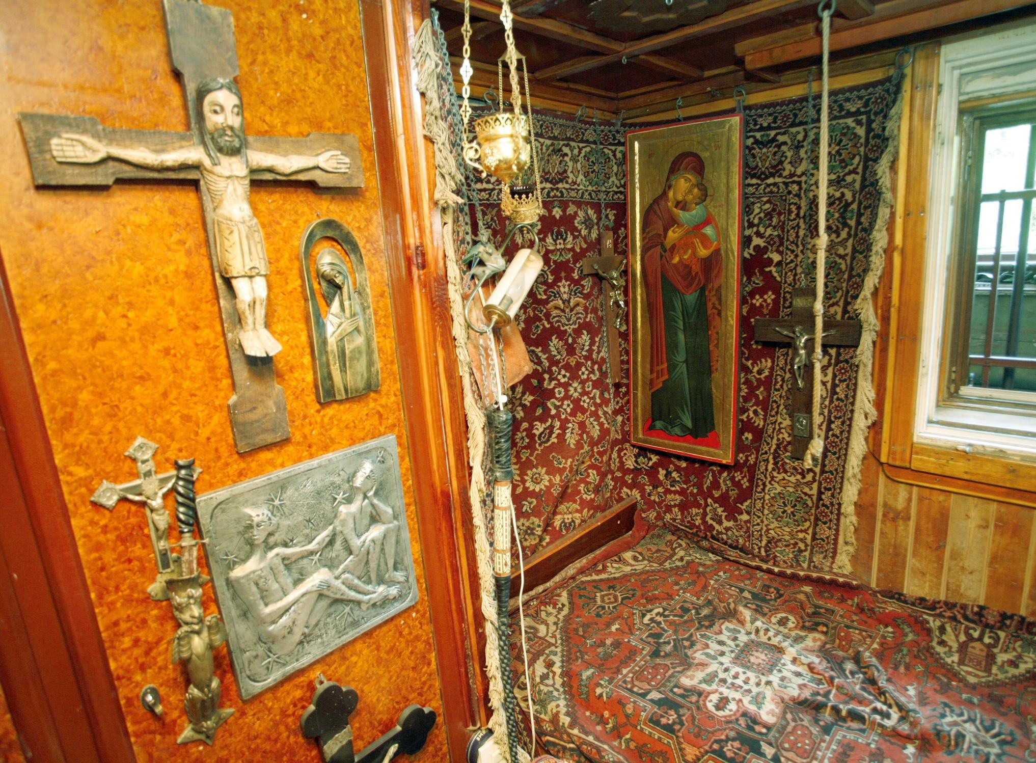 Kreuze und Madonnen, soweit das Auge reichte.