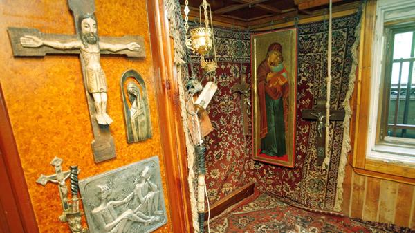 Kreuze und Madonnen, soweit das Auge reichte.