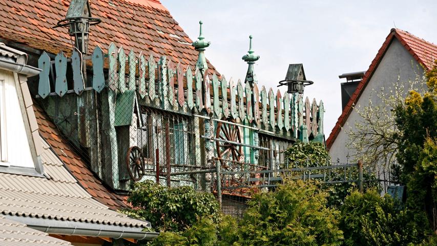 Es galt als Nürnbergs gruseligster Ort: Wer öfter am Nürnberger Ostring unterwegs war, dürfte diese Ansicht des Geisterhauses in der Haimendorfer Straße im Stadtteil Mögeldorf kennen. 