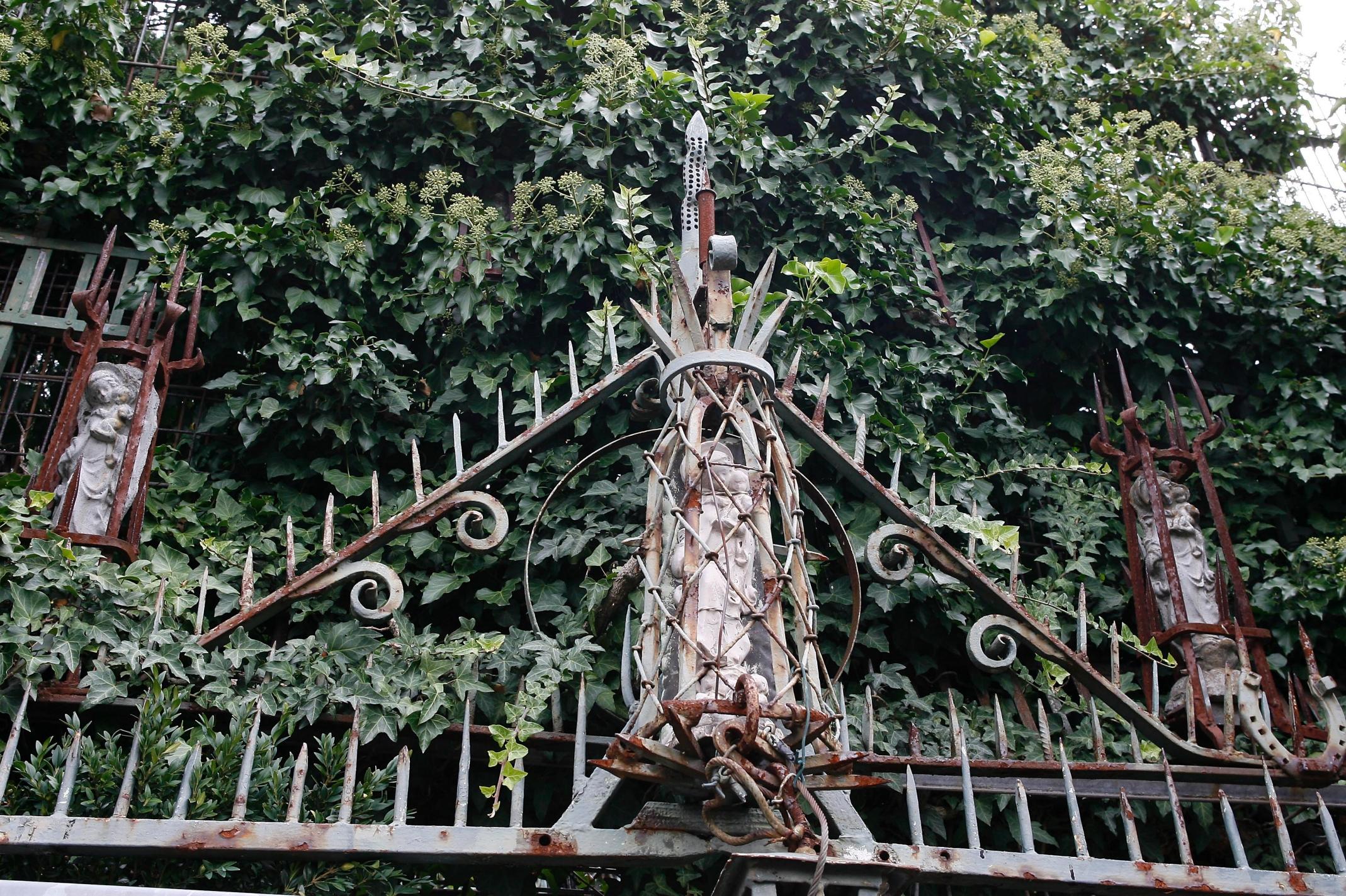 Doch von außen sorgte das skurrile Anwesen mit seinen hohen Zäunen, unzähligen Kreuzen, Madonnenfiguren...
