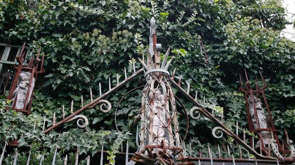 Doch von außen sorgte das skurrile Anwesen mit seinen hohen Zäunen, unzähligen Kreuzen, Madonnenfiguren...