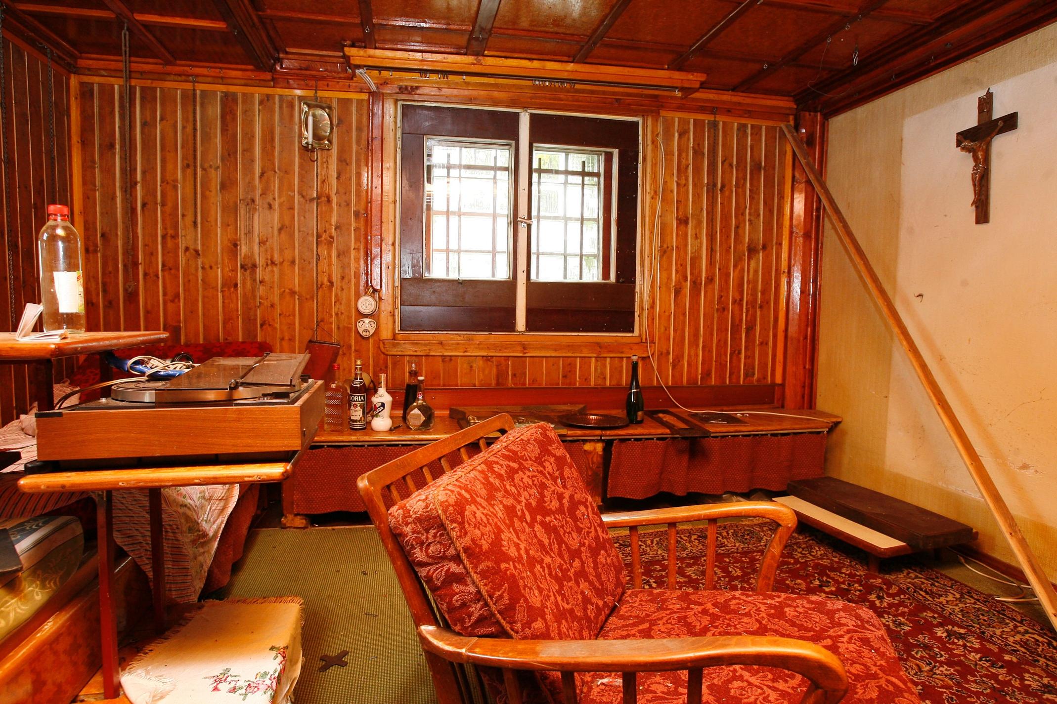 Bis auf die zahlreichen Statuen und Kreuze unterschied sich das "Geisterhaus" im Inneren allerdings nicht wesentlich von einem normalen Wohnhaus.