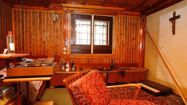 Bis auf die zahlreichen Statuen und Kreuze unterschied sich das "Geisterhaus" im Inneren allerdings nicht wesentlich von einem normalen Wohnhaus.