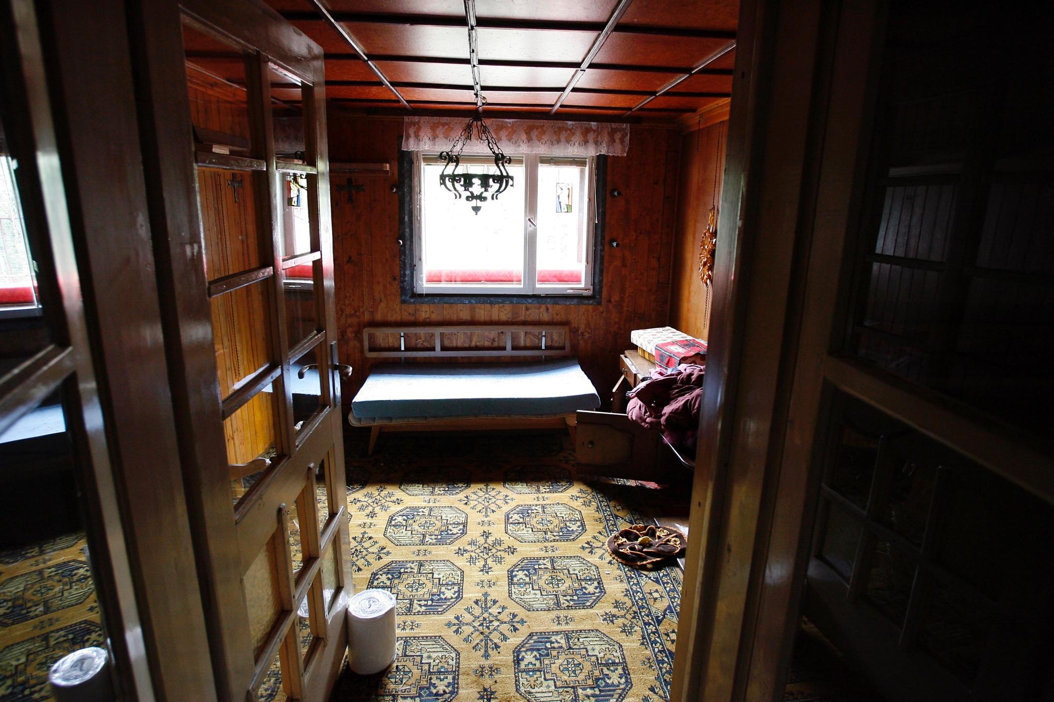 Den Blick ins Innere des "Geisterhauses" konnten Schaulustige erst vor einigen Jahren wagen. Seit dem Tod der Eigentümer stand die marode Doppelhaushälfte in der Haimendorfer Straße jahrelang leer und verfiel zusehends.