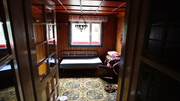 Den Blick ins Innere des "Geisterhauses" konnten Schaulustige erst vor einigen Jahren wagen. Seit dem Tod der Eigentümer stand die marode Doppelhaushälfte in der Haimendorfer Straße jahrelang leer und verfiel zusehends.