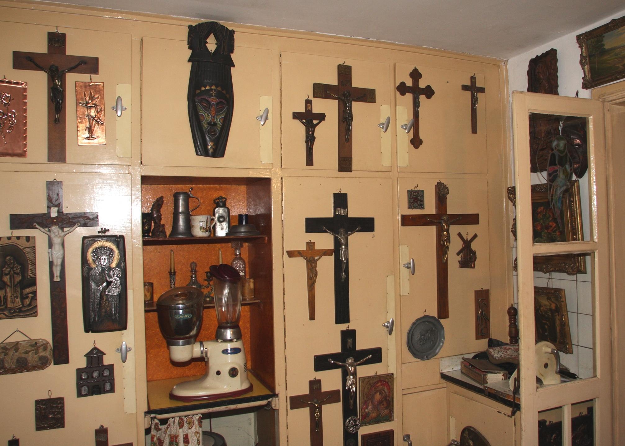 Die früheren Inhaber des "Geisterhauses" sammelten unter anderem Kreuze und Madonnenfiguren, die bei einer Auktion versteigert wurden.