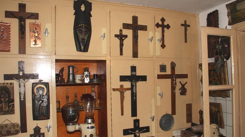 Die früheren Inhaber des "Geisterhauses" sammelten unter anderem Kreuze und Madonnenfiguren, die bei einer Auktion versteigert wurden.
