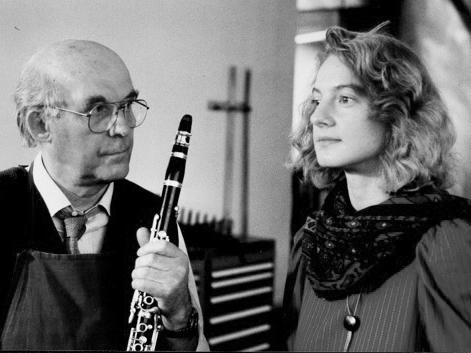 Als langjähriger Klarinettist im Leipziger Gewandhausorchester war Herbert Wurlitzer ein ausgewiesener Virtuose. Das half ihm sehr, herausragende Instrumente zu schaffen, unter anderem für die  heute weltberühmte Klarinettistin Sabine Meyer, die hier noch als Teenagerin zu sehen ist.