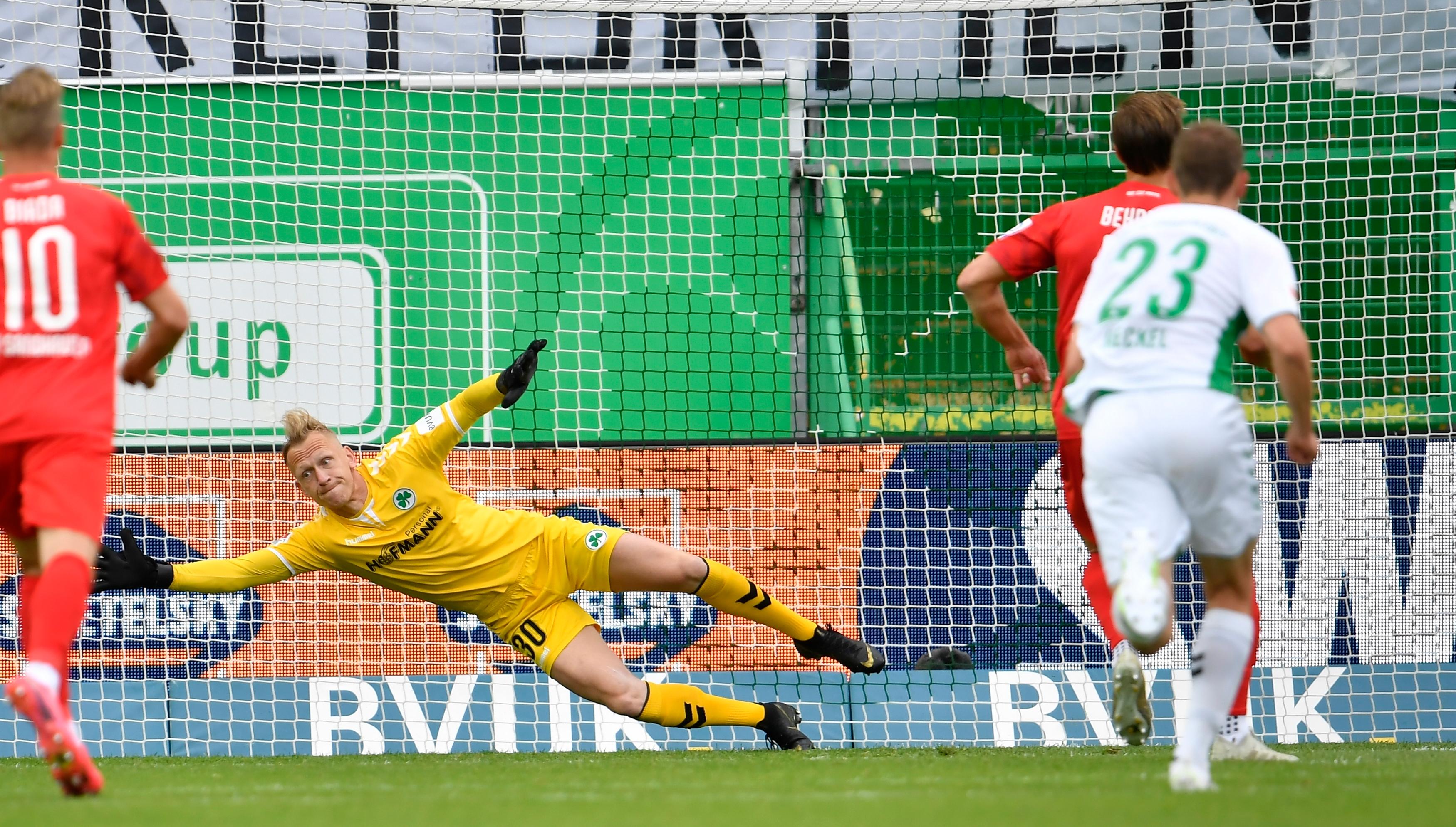 Redaktion: 3 | kicker: 3,0 | User: 3,8 (122 Stimmen)