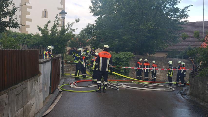 Scheunenbrand in Unterfranken: Feuer griff auf Wohnhaus über