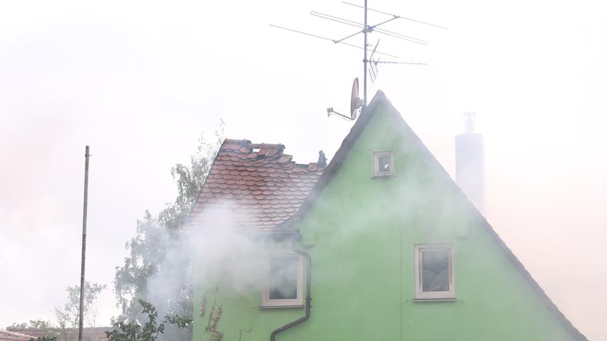 Scheunenbrand in Unterfranken: Feuer griff auf Wohnhaus über