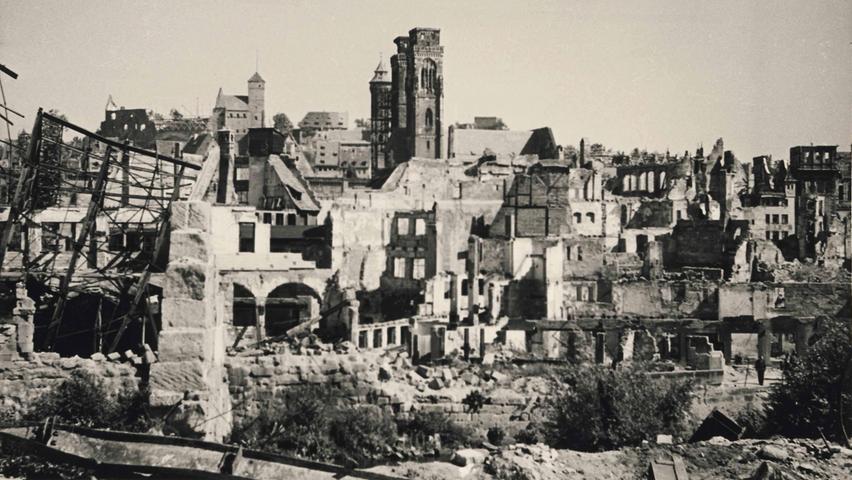 Der Blick auf die Altstadt von Nürnberg 1945 offenbart, in welch schrecklichem Zustand sich die von Bomben zertrümmerte Stadt befunden hat.